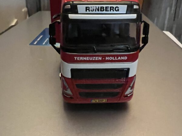 Volvo FH4 globetrotter met tautliner trailer