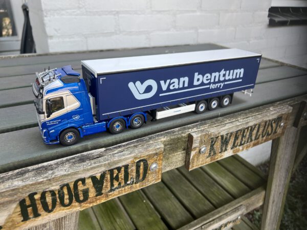 Volvo FH5 globetrotter met tautliner trailer