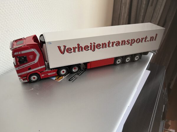 Volvo FH5 met tautliner trailer