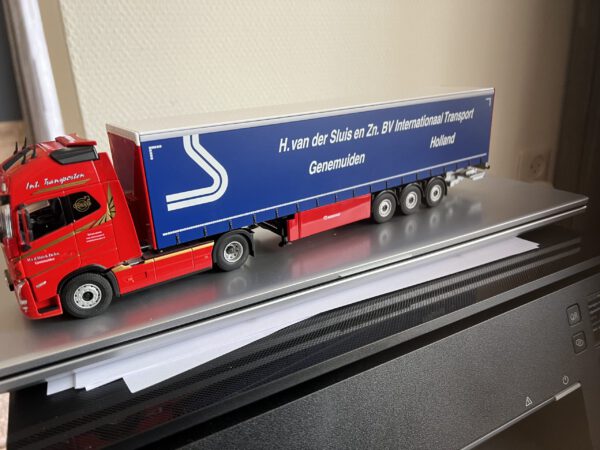 Volvo FH5 met tautliner trailer
