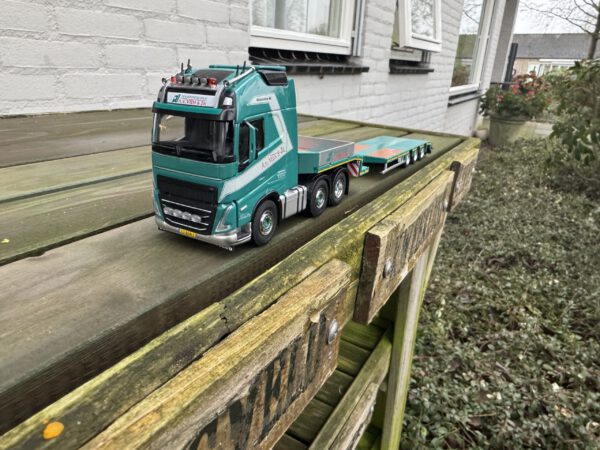 Volvo FH5 globetrotter met semiedieplader