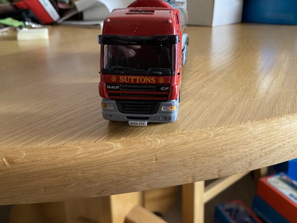 DAF cf sc twinsteer met tanktrailer Suttons