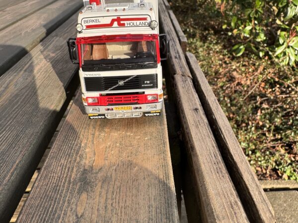 Volvo F12 met reefertrailer