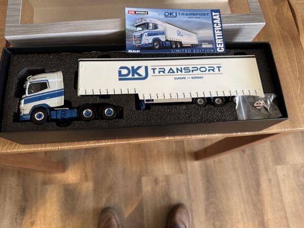 DAF xg+ twinsteer met 3asser Pacton semidieplader met huif  DKJ Dordrecht met CERTIFICAAT