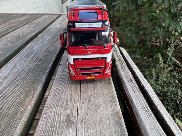 Volvo FH5 Globetrotter XL twinsteer +Cargofloortrailer  van Leeuwen Recycling Rotterdam Nederland