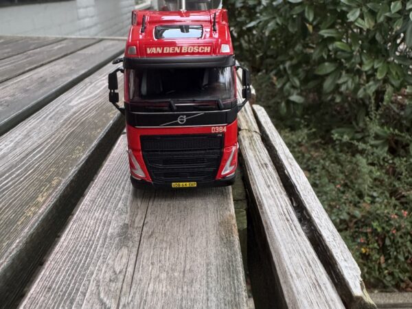 Volvo FH5 globetrotter + kippercontainer trailer +bulkcontainer vd Bosch Erp Nederland